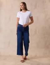 Jean cargo de denim azul oscuro, marca Angels of Difference. Tiro medio, pierna recta, pretina con pasadores, botón y cierre. Cinturón con hebilla metálica. Delantera, laterales y trasera con bolsillos.