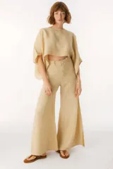 Pantalón de lino color beige, de corte palazzo y tiro alto.