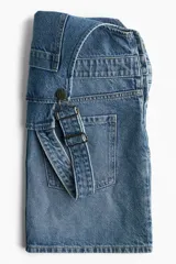 Jumper corto de denim azul, con breteles ajustables con cierre de metal, bolsillo superior de parche, bolsillos al bies y bolsillos abiertos atrás.
