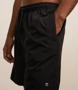 Bermuda negra de poliéster con cintura elastizada ajustable con cordón, bolsillo trasero y etiqueta gomosa en el frente.