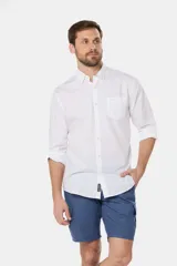 Bermuda color beige de corte recto, con bolsillos cargo laterales y confeccionada en lino.