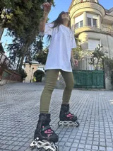 Pantalón de gabardina con elastano, diseñado para máxima comodidad y flexibilidad.