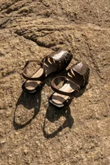 Sandalias cangrejeras color rojo con detalles de tachas doradas y correa con hebilla al tobillo.