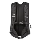 Mochila New Balance negra de 15 litros con logo reflectivo. Cuenta con compartimento principal con cierre, correas de compresión laterales, funda interior para mochila de hidratación y bolsillo frontal con cremallera y protección contra la lluvia.