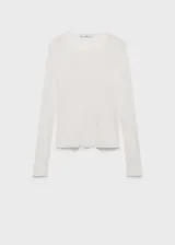 Camiseta blanca de tejido de punto fino con cuello redondo y mangas largas.