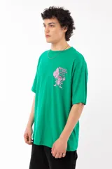 Remerón verde con estampa de una mosca y la frase "The world is trash and I'm a fly" en color rosa. Corte oversize.