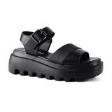 Sandalias negras con plataforma y hebilla metálica.