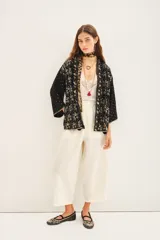 Kimono negro con bordados dorados de flores y lentejuelas. Corte holgado y mangas 3/4.