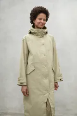 Chaqueta color beige con capucha ajustable y cinturón.