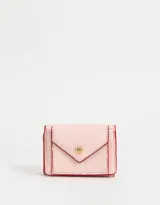 Billetera pequeña de cuerina color rosa claro con solapa en forma de sobre y broche de corazón dorado.