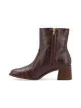 Bota de caña media color marrón con estampado croco, taco cuadrado y punta cuadrada.