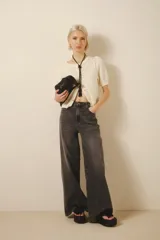 Pantalón jean oxford de tiro alto, color gris oscuro, con lavado stone y bigotes.