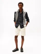 Camisa de hombre Tommy Hilfiger de lino color negro, de corte regular, con cuello clásico, cierre con botones, mangas largas y logo bordado en el pecho.