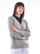 Saco de tejido de punto color beige, con cuello en V y cierre frontal con botones.