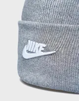 Gorro de lana gris con logo Nike bordado en blanco en el frente.