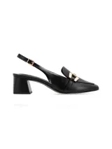 Zapato mule negro de cuero napa con punta cuadrada, taco cuadrado forrado y ornamento metálico dorado.