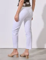 Pantalón de gabardina elastizada de corte recto y pretina ancha, con bolsillos simulados y largo al tobillo, de la marca Zac & Rachel.