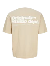 Camiseta color beige de manga corta y cuello redondo con calce holgado.