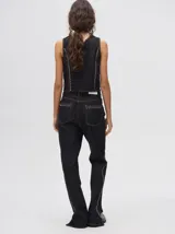 Pantalón de jean azul de tiro alto y corte oxford con apliques metálicos en bolsillos y laterales.