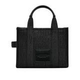 Bolso tote pequeño de Marc Jacobs, confeccionado en material tejido color negro con detalles en cuero. Presenta el logo de la marca bordado en blanco, doble asa de mano y correa bandolera ajustable y extraíble.