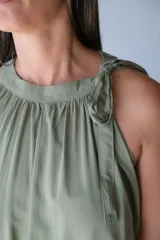 Vestido largo color verde salvia, con escote halter fruncido y lazo ajustable en la cintura.