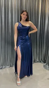 Vestido largo de fiesta azul marino brillante, con un solo hombro y abertura lateral en la falda.