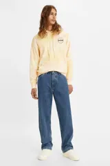 Pantalón de jean azul de corte recto y holgado, estilo carpintero, con bolsillos laterales y traseros.