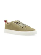 Zapatillas urbanas de cuero descarne color verde oliva, con cordones de cinta y cordones clásicos de algodón. Suela blanca de caucho termoplástico y plantilla con Bloom, material que previene la producción de bacterias de mal olor. Forro de tencel hipoalergénico.