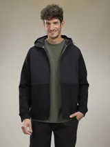 Campera negra con capucha, cierre frontal y bolsillos laterales con cierre.