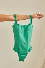 Traje de baño enterizo rojo con textura acanalada, escote recto, tiras anchas, espalda cuadrada y almohadillas desmontables.