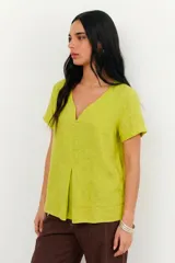 Blusa color salmón de lino con escote en V y mangas cortas.