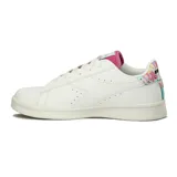 Championes casuales de mujer Diadora modelo Set, color blanco, con cordones blancos y forro interior color fucsia. Presentan un diseño de corte bajo y suela plana.