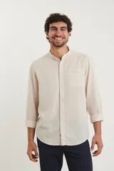 Camisa rosada de lino y algodón, con cuello mao, manga larga y bolsillo de parche en el pecho.