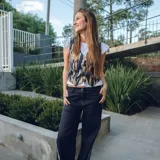 Chaleco corto color crema con escote en V, sisa redonda y cierre delantero con botones.