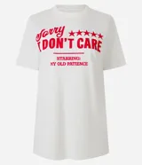 Remera blanca de algodón con estampado rojo que dice 'Sorry I Don't Care' con estrellas y la frase 'Starring: My Old Patience'.