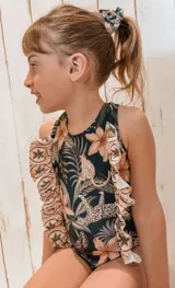 Traje de baño entero estampado con flores, hojas y animales. Tiene volados en los hombros y la espalda.