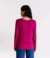 Suéter de punto color verde, con cuello barco, mangas largas y textura acanalada.