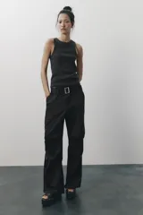 Pantalón cargo color ciruela de tiro medio con bolsillos delanteros, laterales y traseros. Incluye cinturón de la misma tela con hebilla metálica.