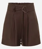 Short de cintura alta color rojo, confeccionado en tejido viscolino. Presenta trabillas en la cintura y cinturón incorporado con hebilla.