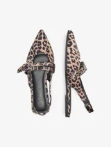 Ballerinas con estampado animal print, punta fina, correa ajustable con hebilla y suela plana.