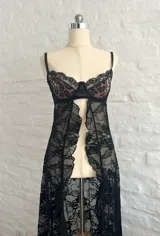 Top de encaje negro con animal print de leopardo y tirantes finos.