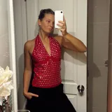 Top halter rojo con escote en V y apliques metálicos plateados.