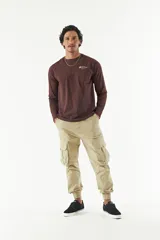 Remera manga larga marrón con logo Mistral estampado en el pecho.