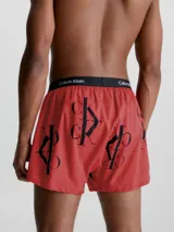 Bóxer rojo de algodón con estampado del logo de Calvin Klein en negro. Cintura elástica negra con logo de la marca en blanco.