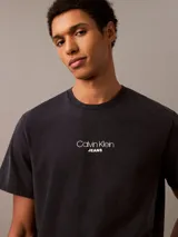 Remera de hombre Calvin Klein Jeans, color gris oscuro con efecto acid wash. Tiene cuello redondo, mangas cortas y logo de la marca estampado en el pecho.