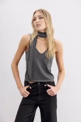 Musculosa de hilo de lurex color cobre, con escote en V en frente y espalda, de calce ajustado al cuerpo.