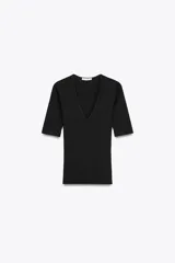 Camiseta negra de algodón con escote en pico y mangas tres cuartos.
