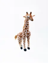 Peluche de jirafa con manchas marrones y blancas, melena y cola de lana.