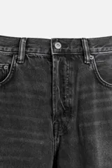 Pantalón de jean azul de corte recto, con cinco bolsillos, efecto lavado y cierre frontal con botones.