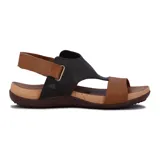 Sandalia de mujer con diseño cerrado en la parte delantera, combinando cuero verde oliva y cuero marrón claro. Posee tira ajustable con velcro en el talón y suela de goma con plantilla de corcho.